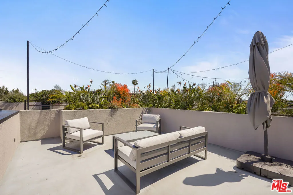 926 N Ridgewood Place, Los Angeles, California 90038 home-pic-26